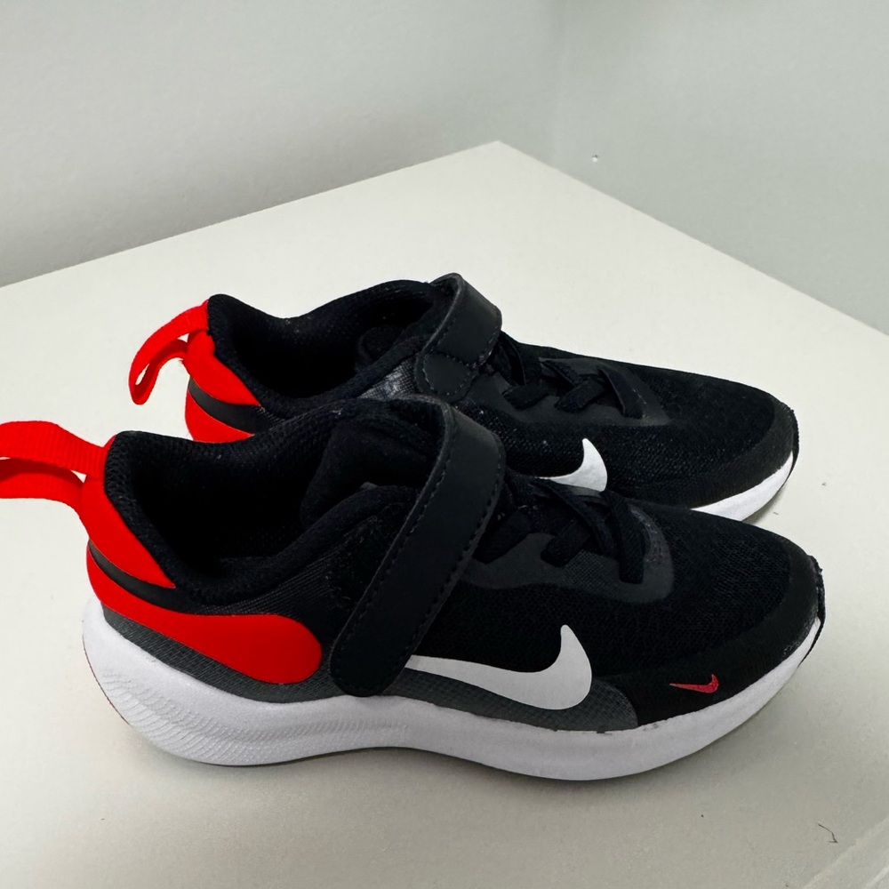 Like new! Nike toddler boy gym shoes